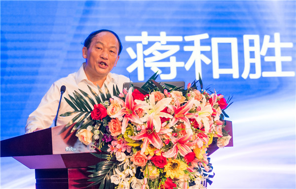 四川大學(xué)黨委委員、經(jīng)濟(jì)學(xué)院教授委員會(huì)主席、博導(dǎo)蔣和勝教授作了《當(dāng)前宏觀經(jīng)濟(jì)形勢(shì)與產(chǎn)業(yè)轉(zhuǎn)型升級(jí)》專(zhuān)題講座.jpg